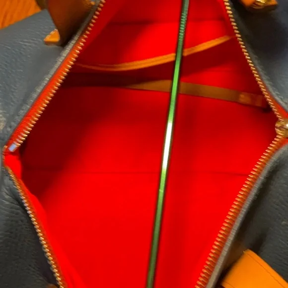 Dooney and Bourke barrel bag - Picture 7 of 8